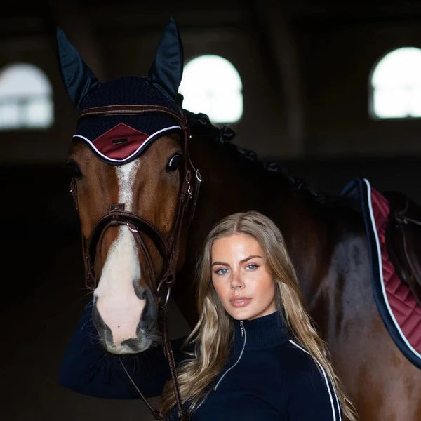 Equestrian Stockholm - Bonnet pour chevaux Modern Luxe noir/ rouge foncé